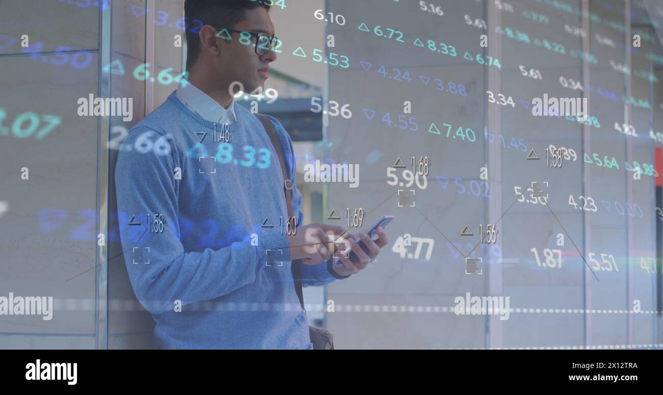 Immagine di un trading board multicolore su un uomo birazziale in piedi e che scorre sullo smartphone Foto Stock