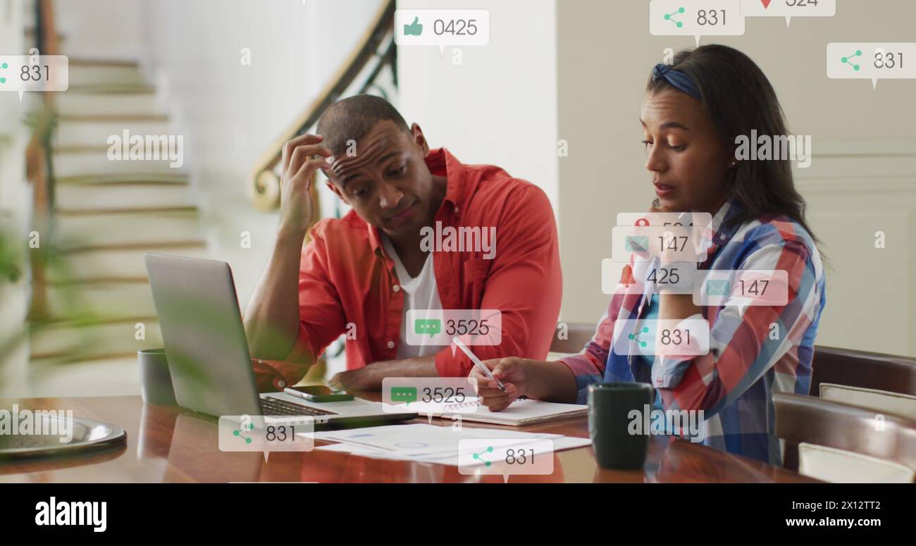 Immagine di più barre di notifica su coppie diverse che calcolano le spese a casa Foto Stock