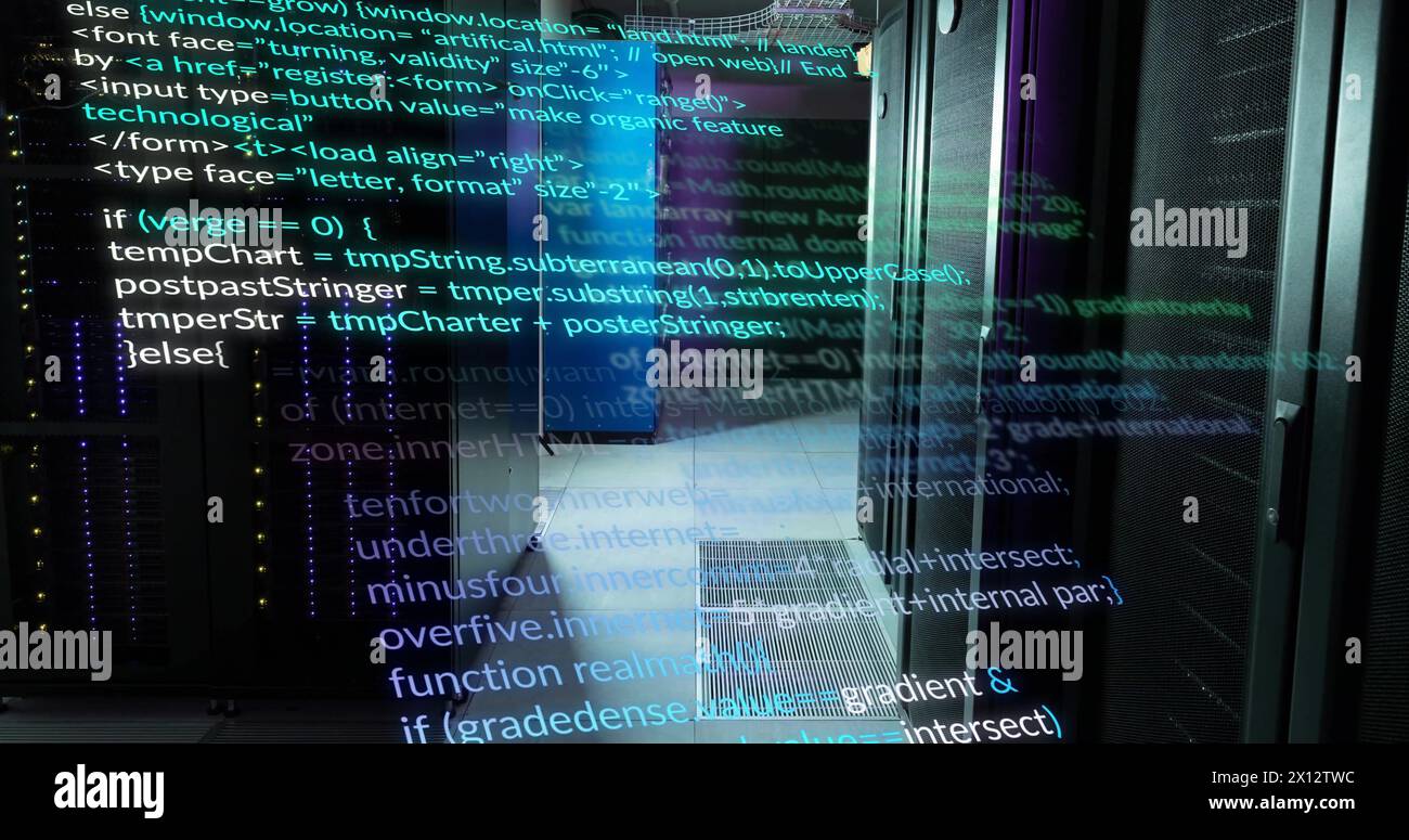 Immagine di un linguaggio informatico multicolore nella sala server dati Foto Stock