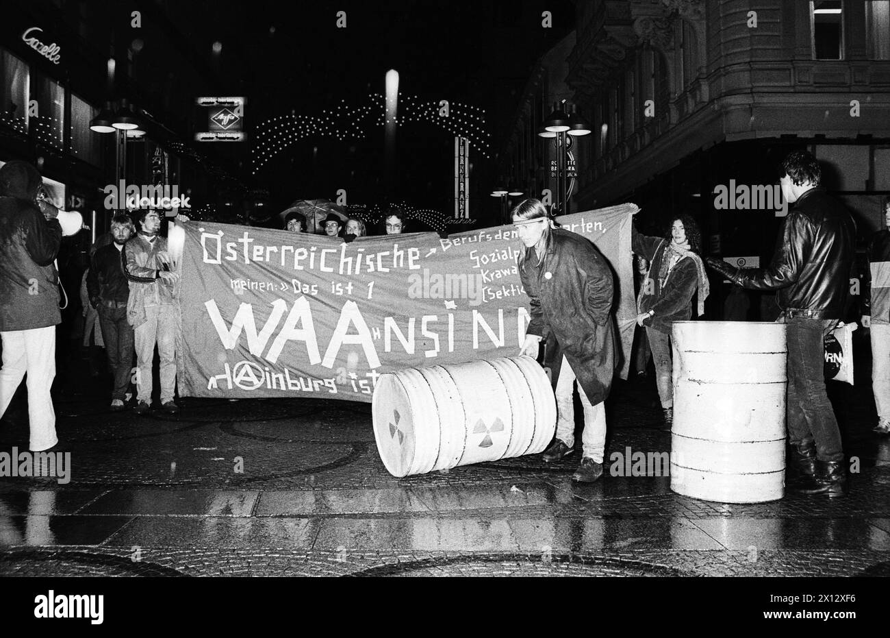 Più di cento persone hanno manifestato a Vienna il 12 dicembre 1985 contro il previsto impianto di riciclaggio nucleare di Wackersdorf in Baviera, Westgermany. Alcuni rotoli vuoti "barili di rifiuti nucleari”. - 19851212 PD0004 - Rechteinfo: Diritti gestiti (RM) Foto Stock