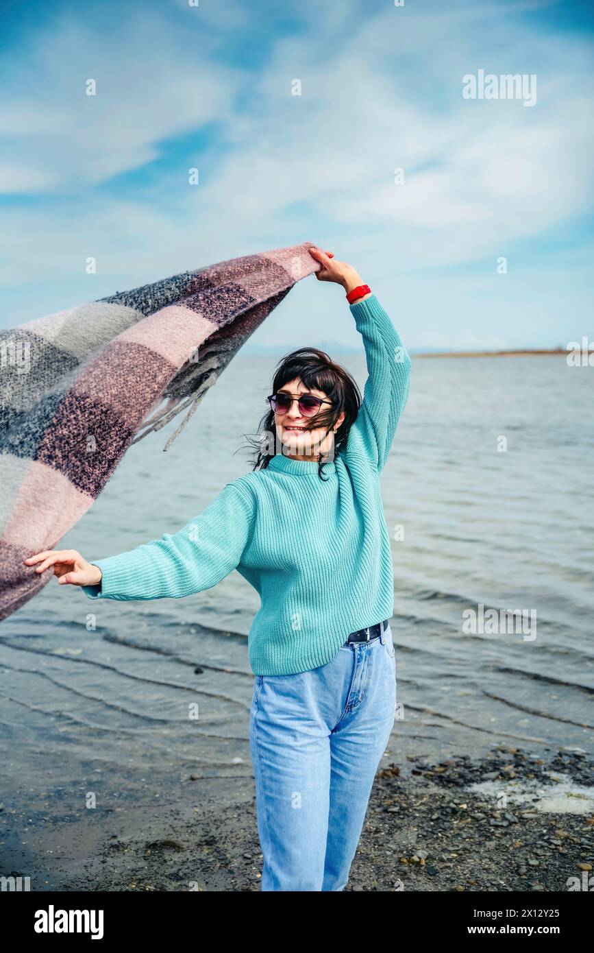 Donna russa di 49 anni sorridente e godendo il weater primaverile Foto Stock