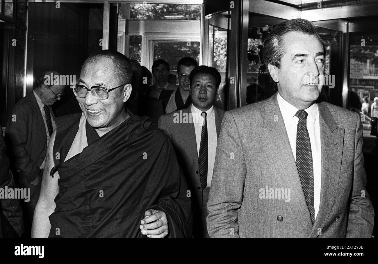 Il presidente DELL'OEVP Alois Mock (r.) dà il benvenuto al XIV Dalai Lama, Tensin Gyatso, presidente dell'Unione Democratica Internazionale (IDU) il 13 maggio 1986 a Vienna. - 19860513_PD0007 - Rechteinfo: Diritti gestiti (RM) Foto Stock