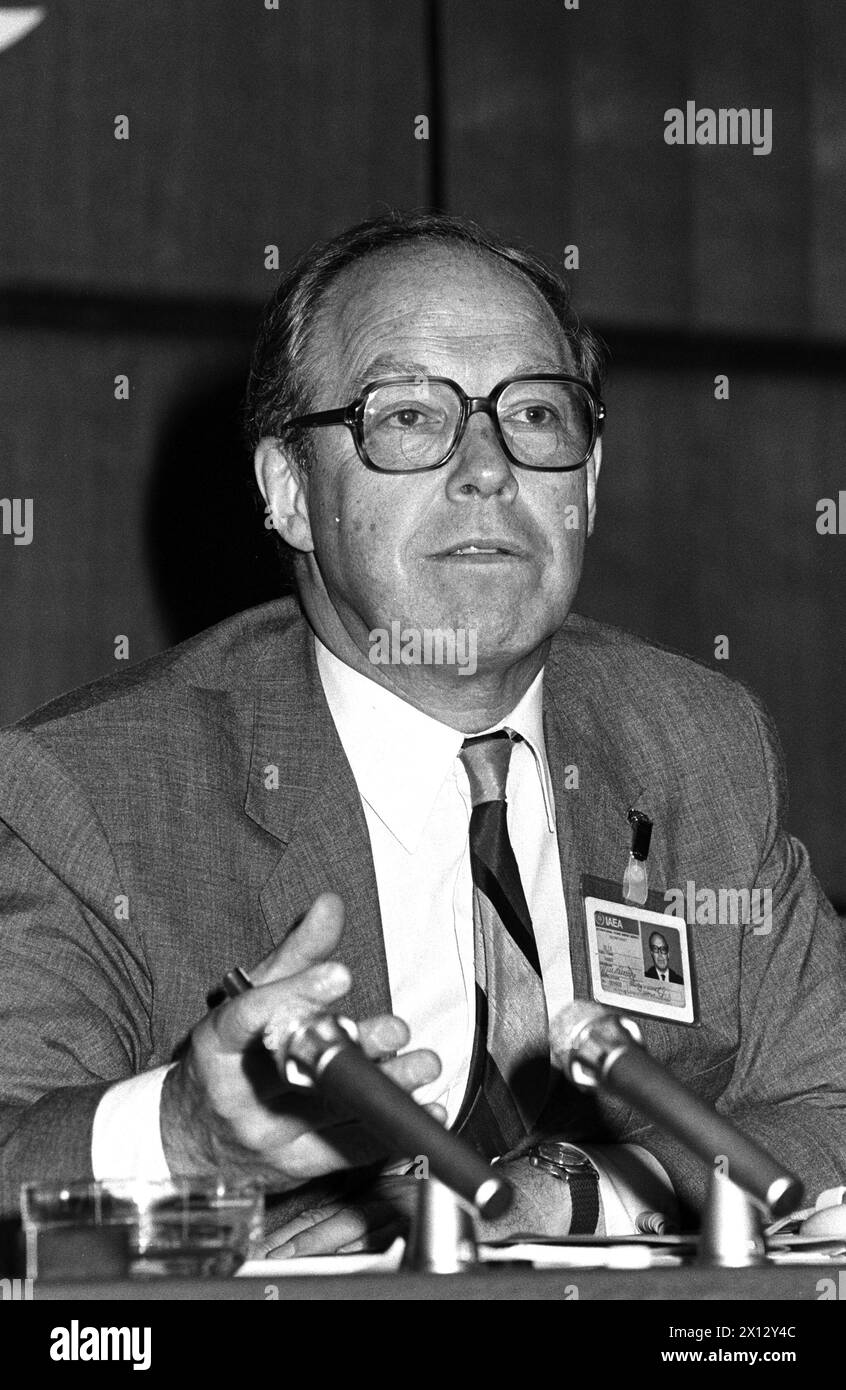 Hans Blix, direttore generale dell'Agenzia internazionale per l'energia atomica (AIEA), in una conferenza stampa tenutasi presso la sede delle Nazioni Unite di Vienna il 21 maggio 1986. - 19860521 PD0019 - Rechteinfo: Diritti gestiti (RM) Foto Stock