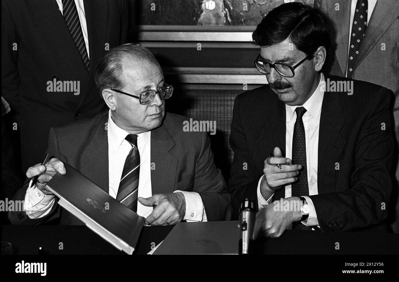 Il 28 maggio 1986 il vice primo ministro ungherese Jozsef Marjai (l.) e il vice cancelliere austriaco Norbert Steger hanno firmato un contratto per la costruzione della centrale idroelettrica a Nagymaros ungherese sul Danubio. General contractor è una società per azioni austriaca. - 19860528 PD0007 - Rechteinfo: Diritti gestiti (RM) Foto Stock