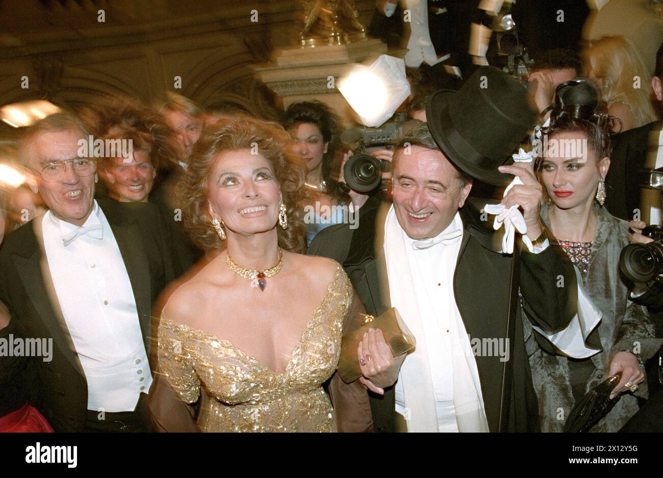 Ballo dell'Opera di Vienna il 25 febbraio 1995: Richard Lugner arriva con la sua ospite Sophia Loren (l.) e la moglie Christine 'Mausi' Lugner (r.) - 19860522 PD0027 - Rechteinfo: Diritti gestiti (RM) Foto Stock