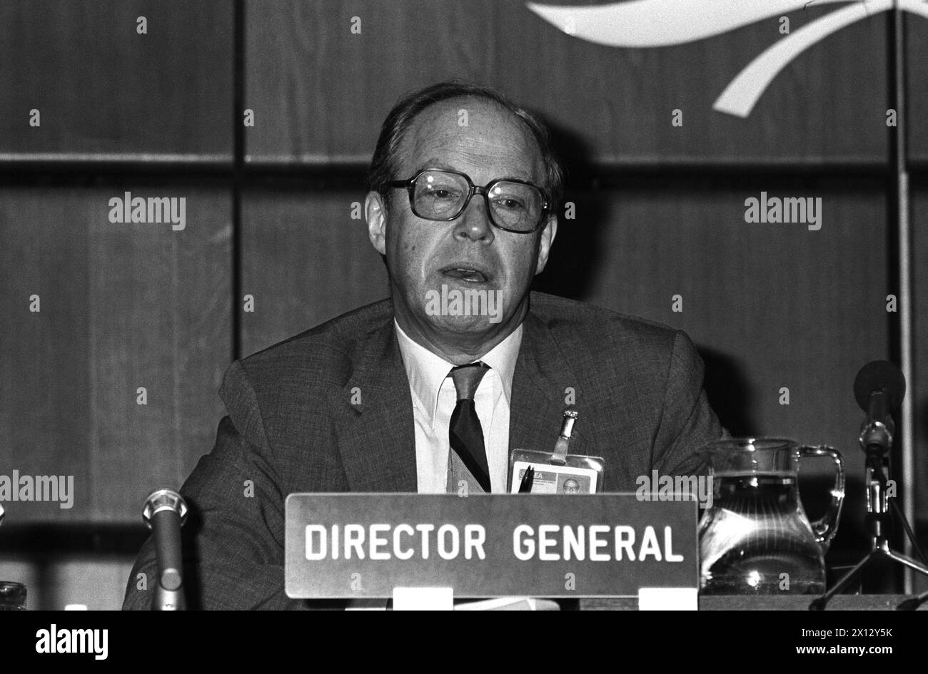 Vienna, 22.05.1986: Il direttore generale dell'IAEO, Hans Blix, ha dichiarato in una conferenza stampa che le misure suggerite dal Consiglio di amministrazione di Gouvernours porteranno a migliorare la cooperazione internazionale e lo scambio di informazioni in seguito a incidenti nucleari. - 19860522 PD0015 - Rechteinfo: Diritti gestiti (RM) Foto Stock