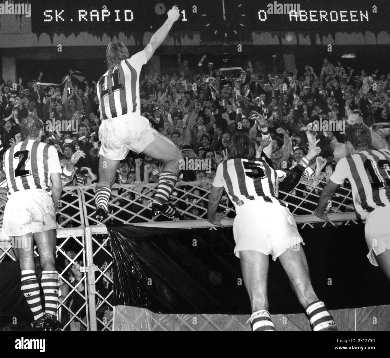 Vienna il 27 settembre 1989: Giocatori e tifosi rapidi tifosi tifosi esultano dopo la vittoria 1:0 del Rapid contro l'Aberdeen alla Coppa UEFA di Vienna. - 19860527 PD0015 - Rechteinfo: Diritti gestiti (RM) Foto Stock