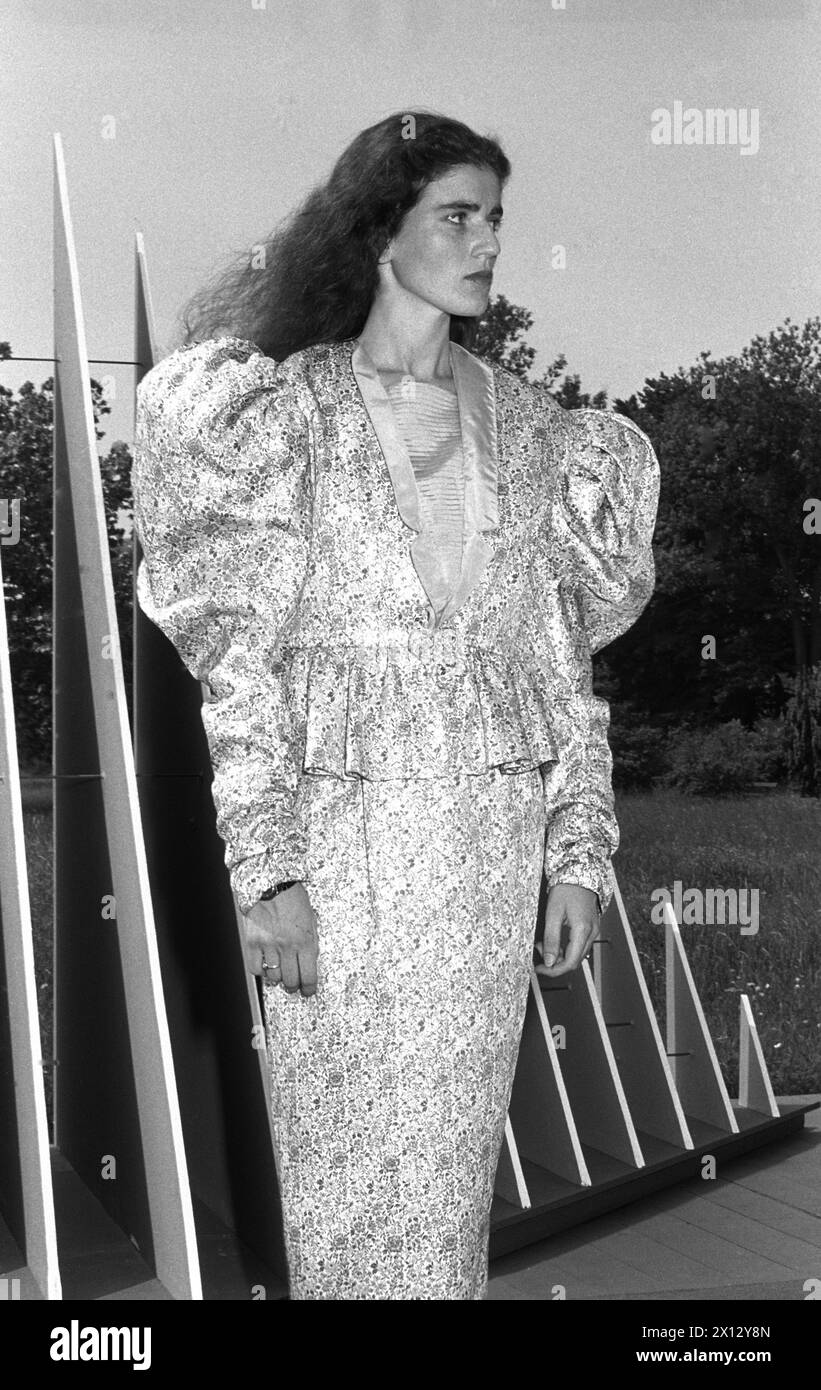 Moda autunnale di uno studente della Scuola di Moda Hetzendorf a Vienna il 10 giugno 1986. - 19860610 PD0006 - Rechteinfo: Diritti gestiti (RM) Foto Stock