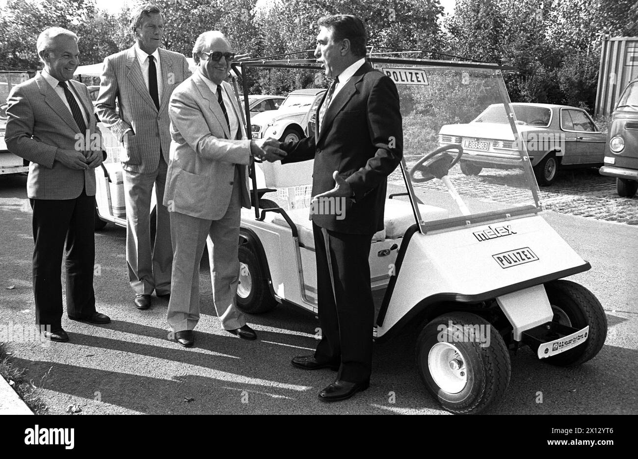 Vienna il 7 agosto 1986: Il sindaco di Vienna Helmut Zilk e il consigliere comunale per l'ambiente Helmut Braun consegnano alla polizia di Vienna un'auto elettronica ecocompatibile. Nella foto (F.l.T.r.): Braun, Guenther Baelg (ispettore generale per la sicurezza pubblica), Karl Reidinger (presidente della polizia) e Zilk. - 19860807 PD0006 - Rechteinfo: Diritti gestiti (RM) Foto Stock