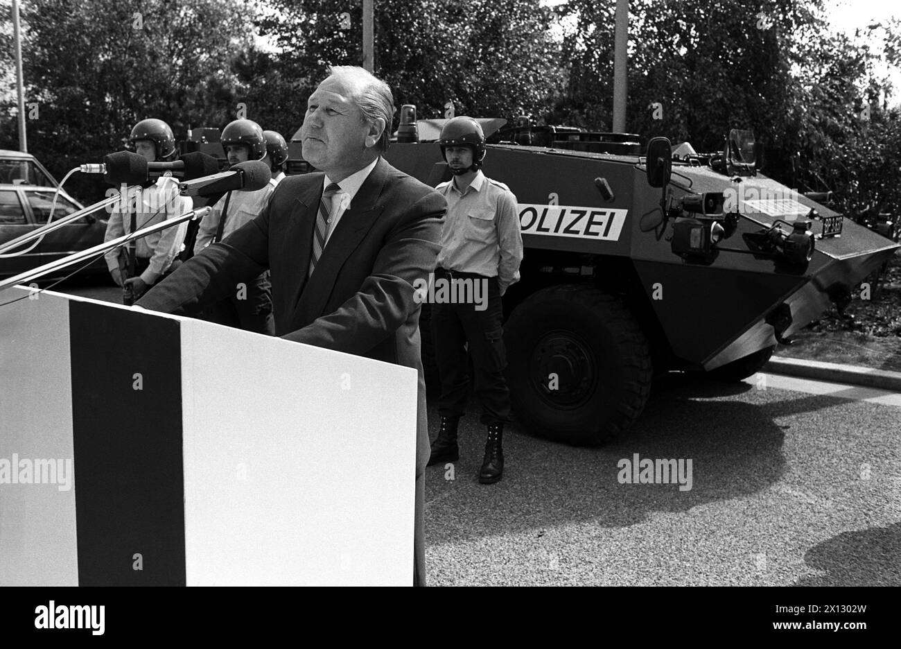 Il ministro degli interni austriaco Karl Blecha delibera un discorso in occasione della consegna di un'armatura al dipartimento di polizia di Schwechat il 9 settembre 1986. Prodotta da Steyr-Daimler-Puch, l'armatura migliorerà la sicurezza all'aeroporto di Wien Schwechat. - 19860909 PD0007 - Rechteinfo: Diritti gestiti (RM) Foto Stock