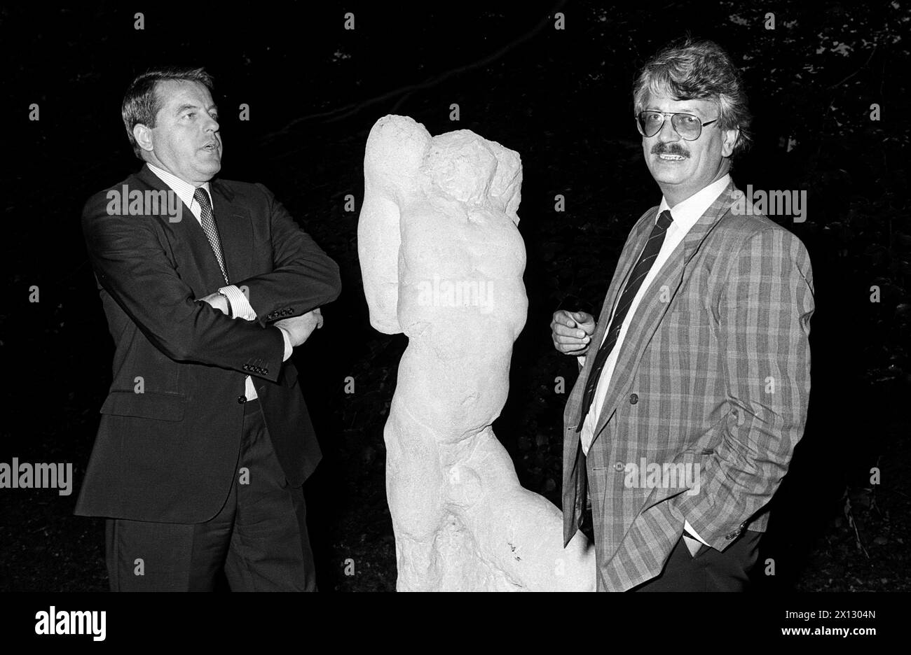 Vienna il 24 settembre 1986: Il Cancelliere federale austriaco Franz Vranitzky (l.) e Heinrich Keller, segretario generale della SPOE, in una mostra di sculture della classe d'arte di Fritz Wotruba nel parco dell'Istituto Renner nel castello di Altmannsdorf. - 19860924 PD0006 - Rechteinfo: Diritti gestiti (RM) Foto Stock