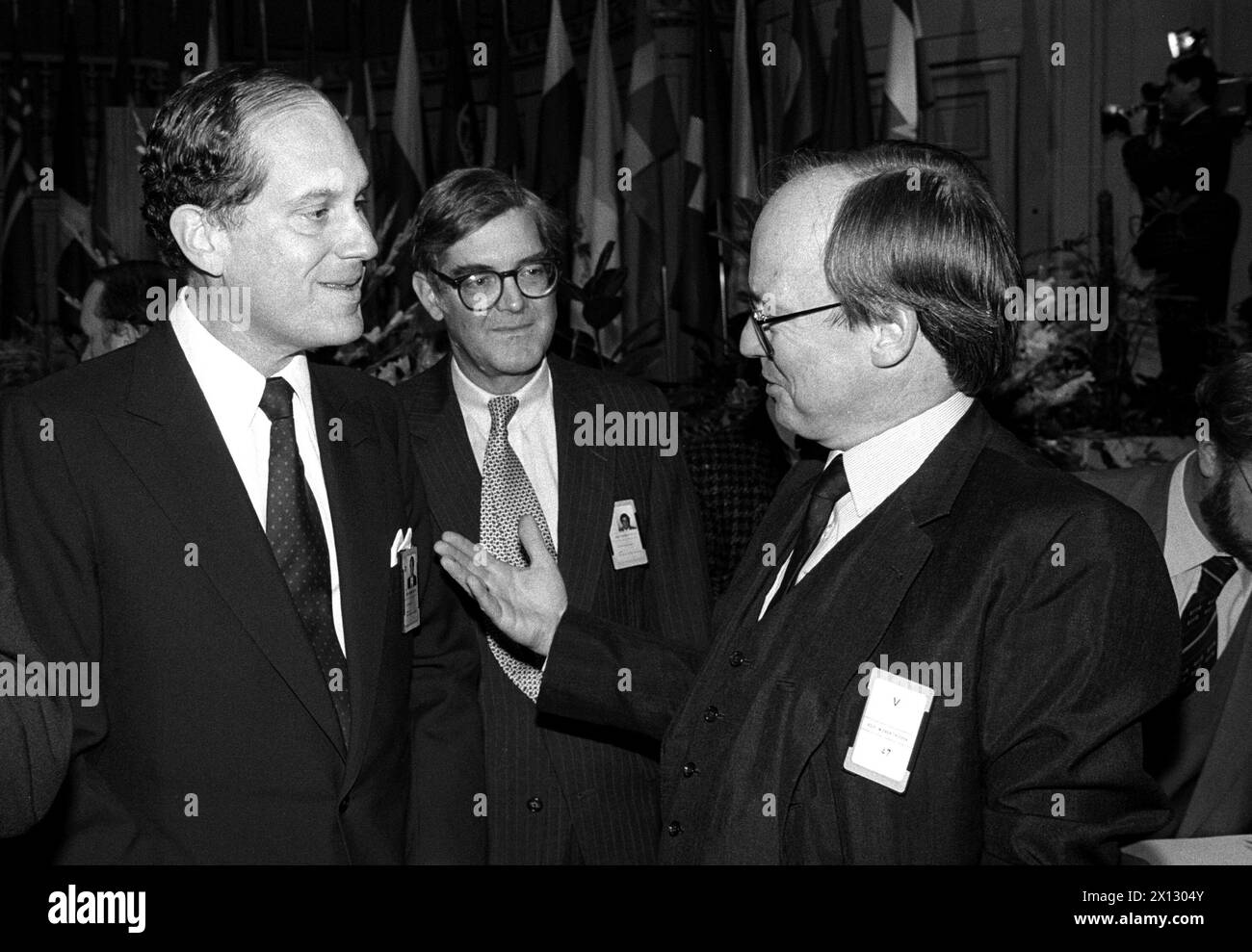(f.l.T.r.): Ronald S. Lauder, capo della delegazione degli Stati Uniti, Warren Zimmermann, ambasciatore degli Stati Uniti in Austria, e il ministro degli Esteri austriaco Peter Jankowitsch all'inizio della conferenza CSCE (Conferenza sulla sicurezza e la cooperazione in Europa) tenutasi a Vienna il 23 settembre 1986. - 19860923 PD0006 - Rechteinfo: Diritti gestiti (RM) Foto Stock