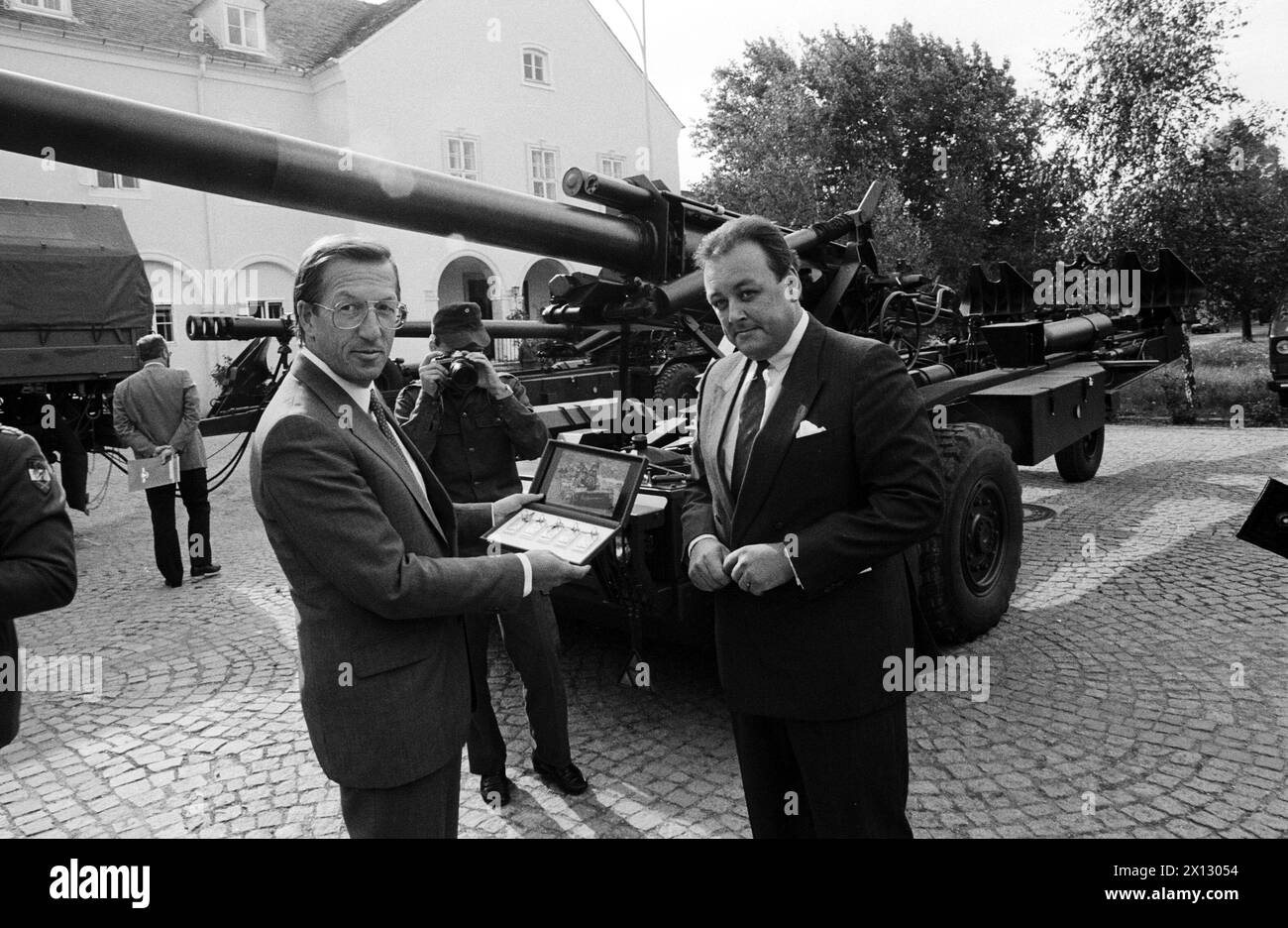 Baden il 22 settembre 1986: Peter Unterweger (r.), direttore della Noricum, una società controllata della Voest austriaca, consegna le chiavi simboliche per cinque cannoni VOEST (tipo GHN 45) a Helmut Kruenes, ministro della difesa austriaco. - 19860922 PD0006 - Rechteinfo: Diritti gestiti (RM) Foto Stock
