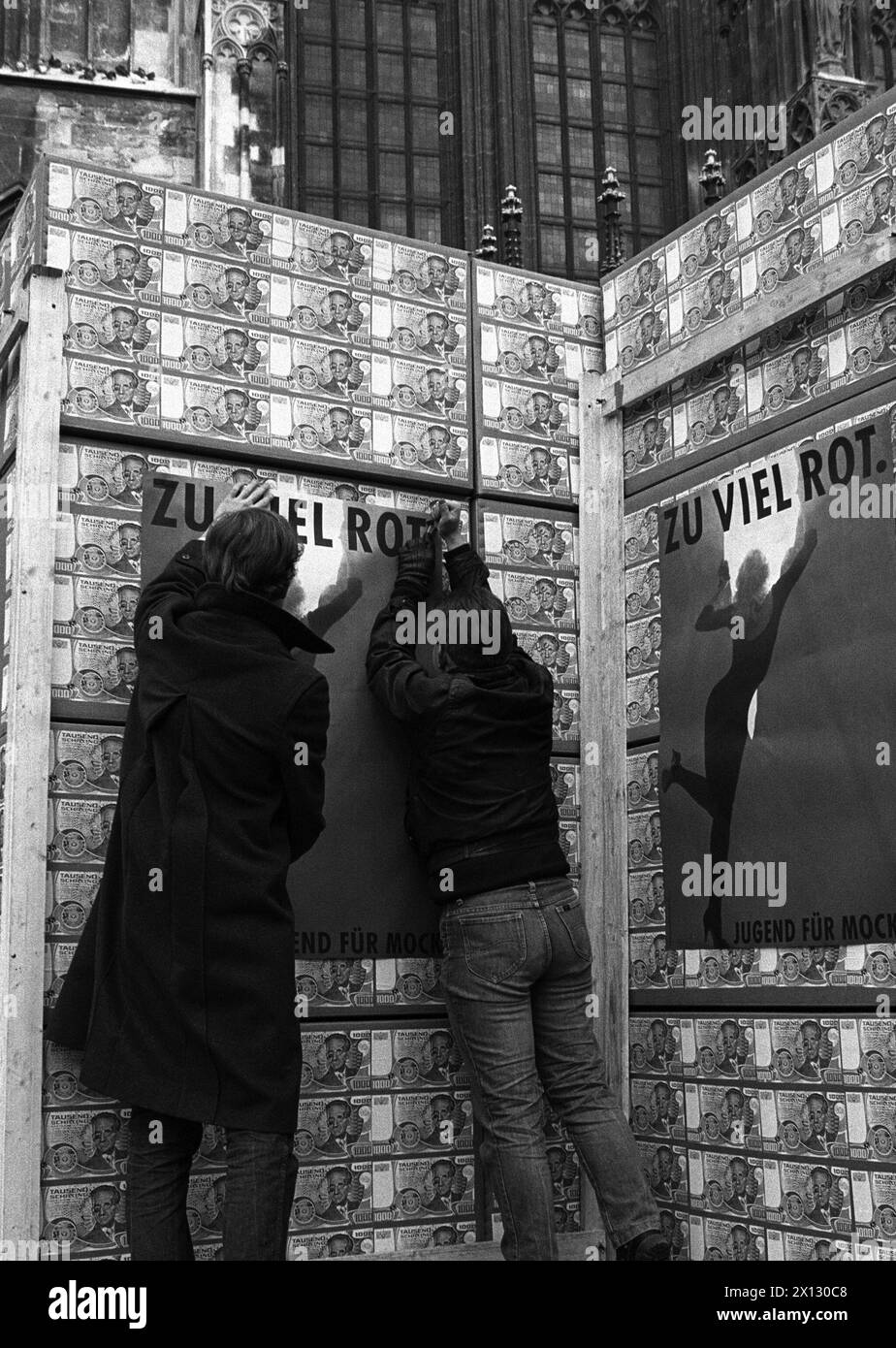 La foto dell'11 novembre 1986 mostra un simbolico "Castello del debito" fatto di scatole di cartone e 1000 banconote da Schillings, costruito dal comitato "Gioventù per Mock" nella città di Vienna. La campagna dovrebbe dimostrare la dimensione dell'indebitamento dell'Austria. - 19861111 PD0010 - Rechteinfo: Diritti gestiti (RM) Foto Stock