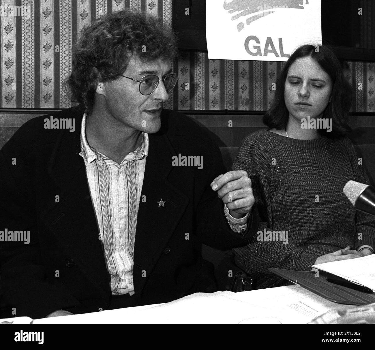 Tre giorni prima dell'inizio delle elezioni parlamentari in Austria, Rainer Trampert (l.), capo del Partito Verde tedesco, ha dato sostegno al Partito Verde Viennese (alternative verdi, Lista Democratica). La foto scattata il 20 novembre 1986 mostra Trampert e il primo candidato del Partito austriaco, Andrea Komlosy (r.) - 19861120 PD0006 - Rechteinfo: Rights Managed (RM) Foto Stock