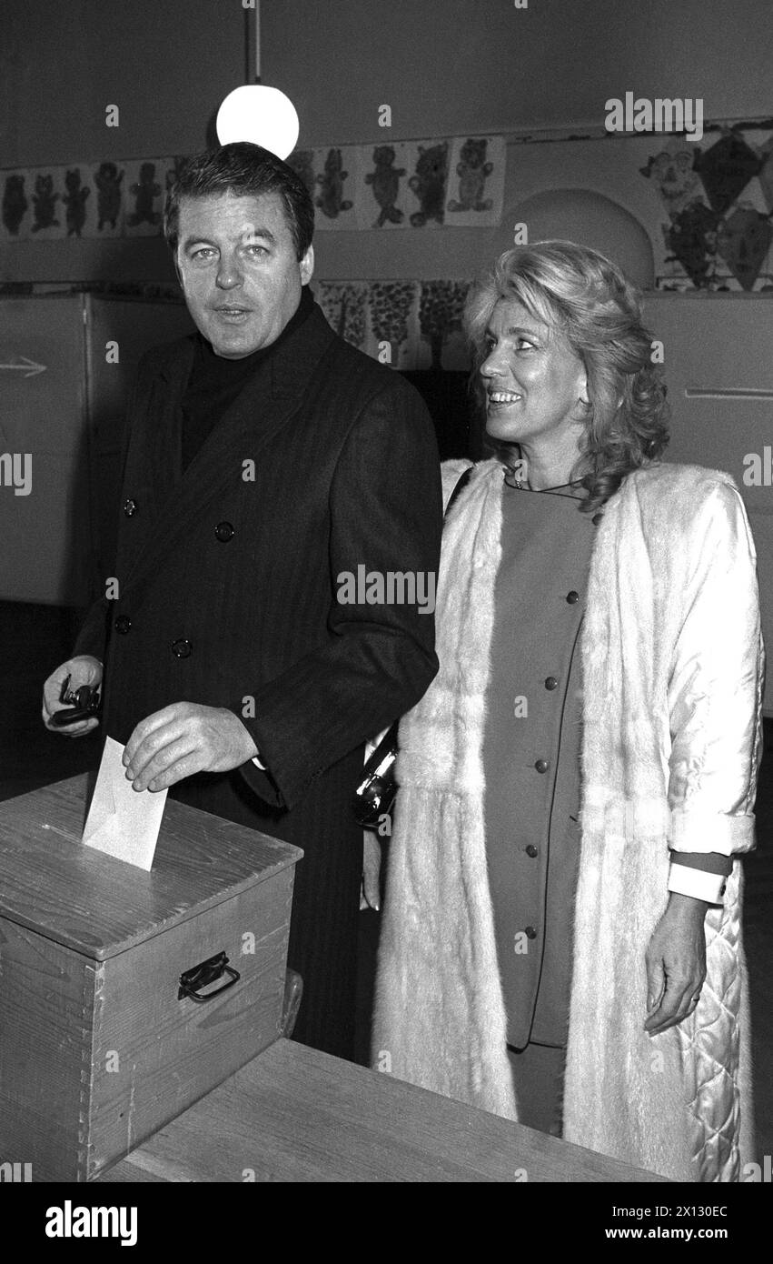 Vienna, 23.11.1986: Il Cancelliere e Partito Socialista (Socialdemocratico austriaco), il primo candidato Dr. Franz Vranitzky e la moglie Christine votano a Vienna. - 19861123 PD0028 - Rechteinfo: Diritti gestiti (RM) Foto Stock