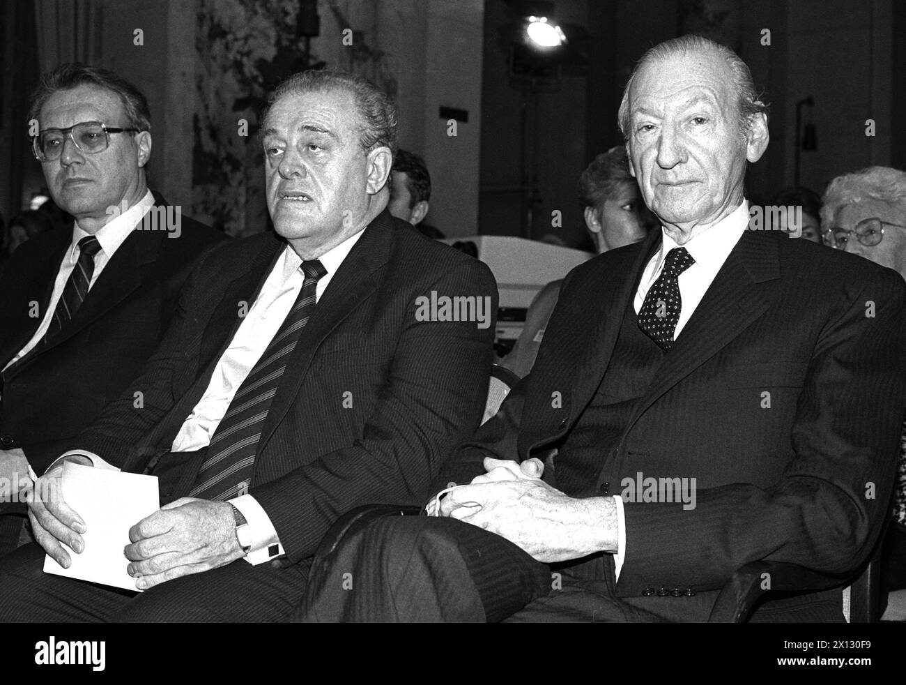 Celebrazioni dei 40 anni di OEOC (Comitato Olimpico austriaco) a Vienna il 28 novembre 1986: (l-r): Herbert Moritz, ministro austriaco dello sport, Kurt Heller, presidente dell'OEOC, e presidente federale austriaco Kurt Waldheim. - 19861128 PD0007 - Rechteinfo: Diritti gestiti (RM) Foto Stock