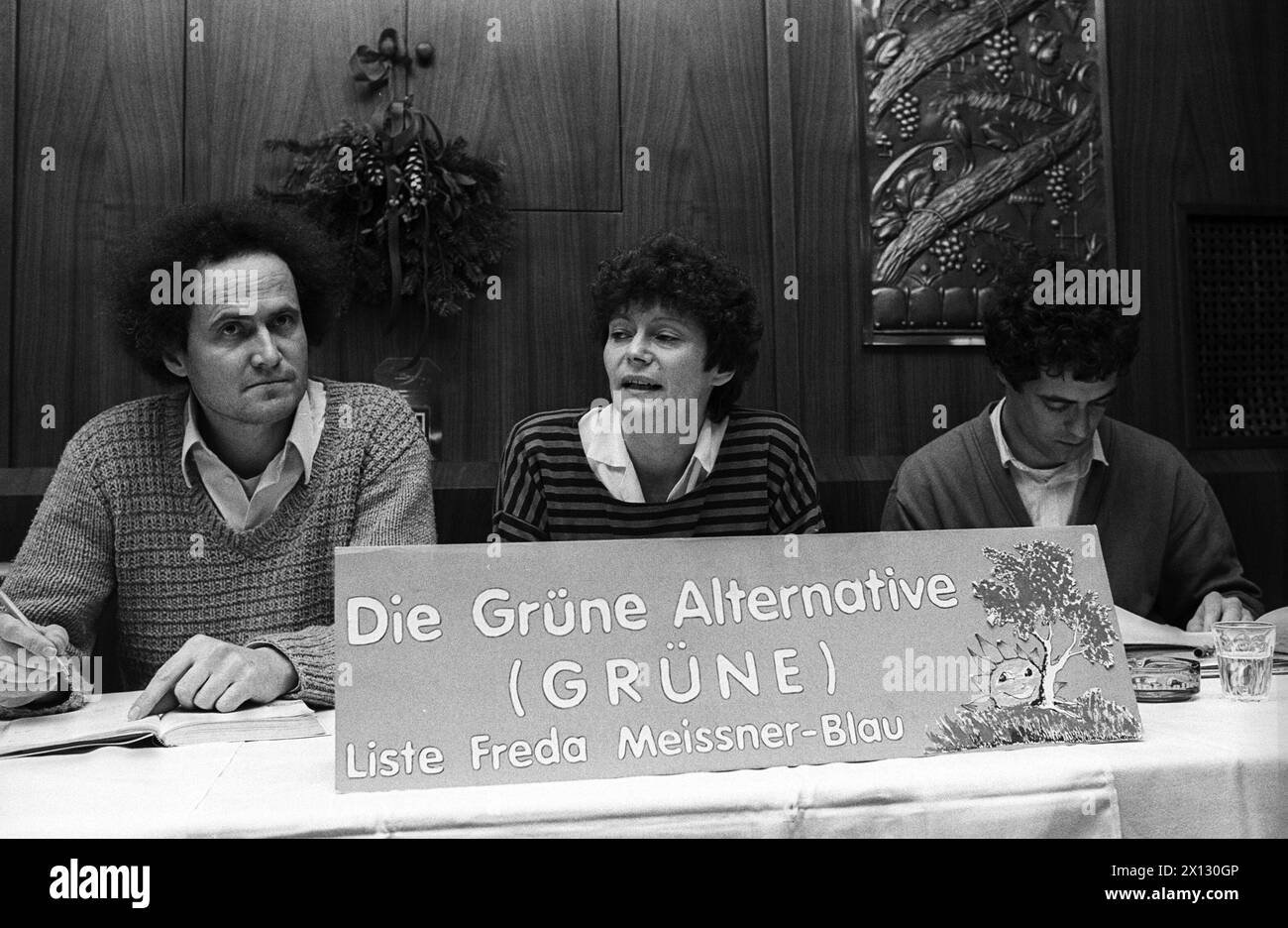 Membri del Partito Verde austriaco (Lista di Freda Meissner-Blau) catturati durante una conferenza stampa tenutasi a Vienna il 3 dicembre 1986. Hanno chiesto di coinvolgere l'opinione pubblica nei negoziati per una nuova coalizione. Le nostre foto mostrano (l-r): Andreas Wabl, Uschi Margulies e Toni Kofler. - 19861203 PD0015 - Rechteinfo: Diritti gestiti (RM) Foto Stock