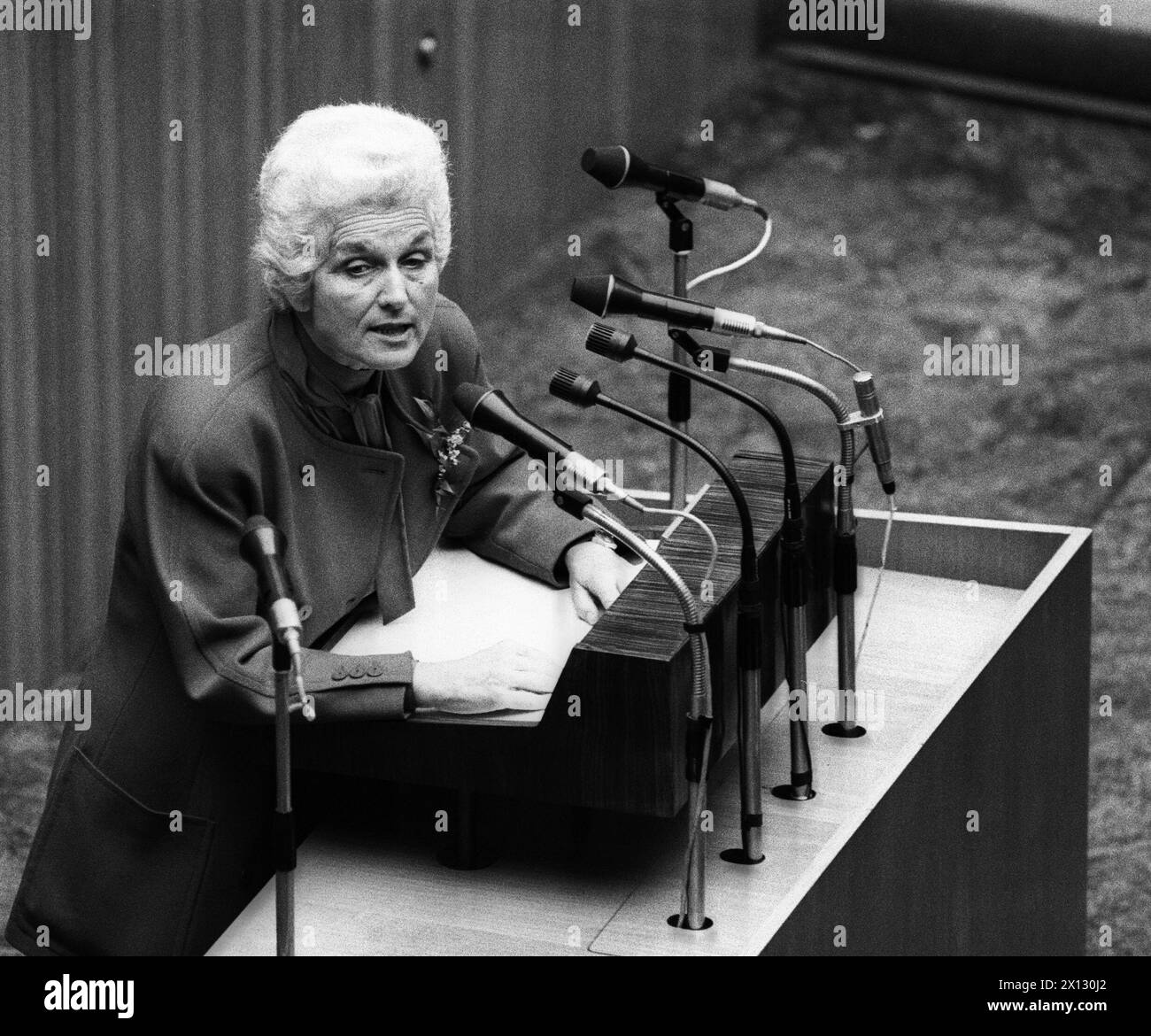 Vienna, il 17.12.1986: Dopo le elezioni del 23 novembre, l'Austria vide la prima sessione del nuovo parlamento. La foto mostra la signora Freda Meissner-Blau, capo del "Partito Verde”, che tiene un discorso in parlamento. - 19861217 PD0021 - Rechteinfo: Diritti gestiti (RM) Foto Stock