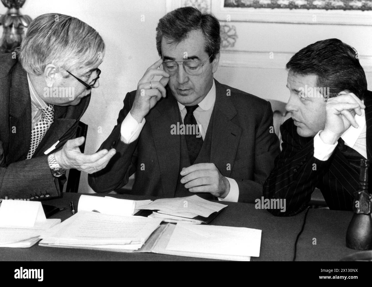 Vienna il 27.01.1987: Prima sessione del consiglio dei ministri dei paesi, che si è riunito alla cancelleria di Vienna. L'immagine mostra: (l.T.r.): Nuovo ministro del commercio Dr. Robert Graf, Cancelliere vicegerale e Ministro degli Esteri Dr. Alois Mock e Cancelliere federale Dr. Franz Vranitzky in animati colloqui. - 19870127 PD0005 - Rechteinfo: Diritti gestiti (RM) Foto Stock