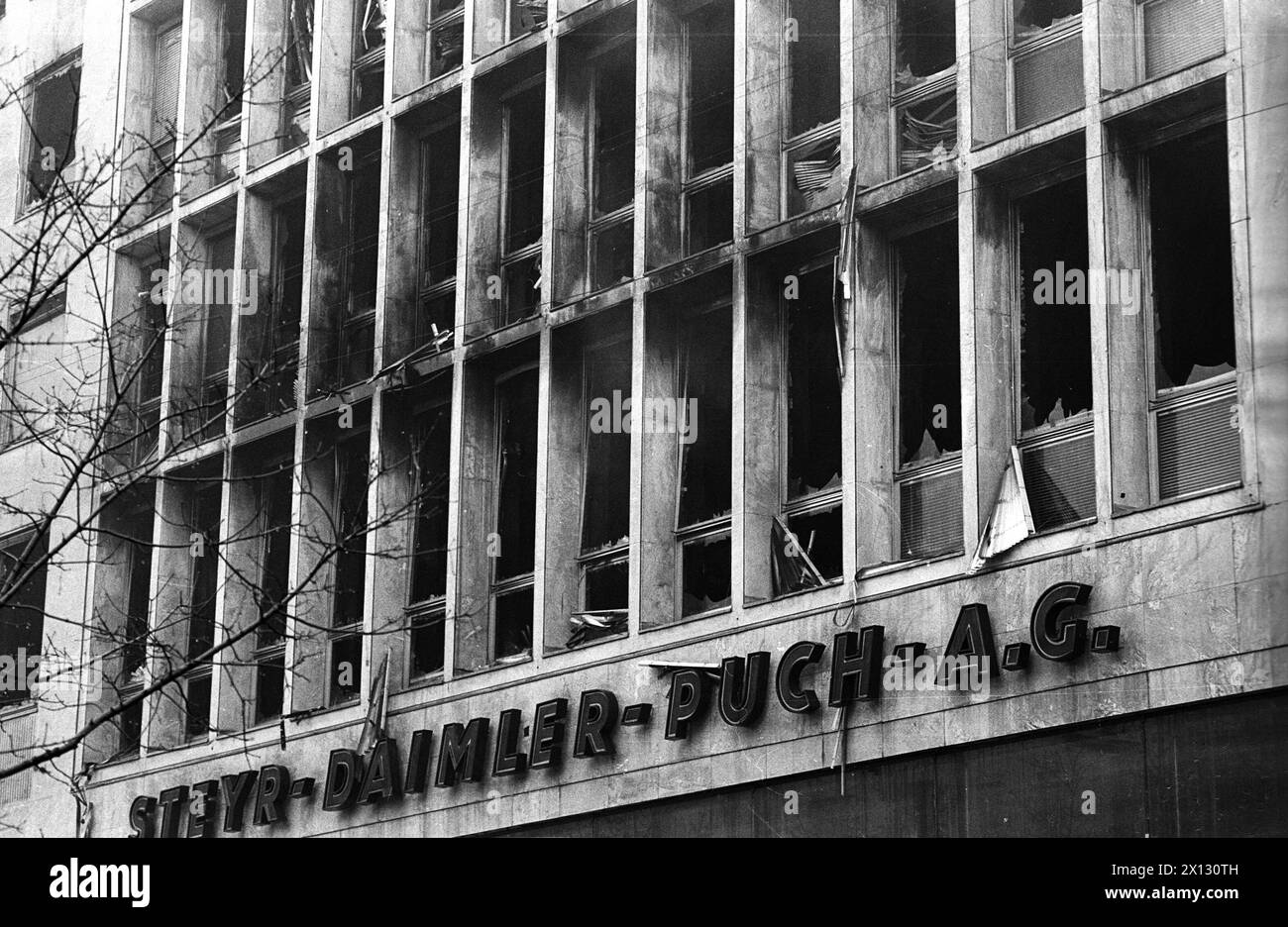 Vienna il 20 febbraio 1987: Otto Voisard, Direttore generale di Steyr-Daimler-Puch, ha commentato il grave incendio verificatosi ieri nella sede dell'azienda. Nella foto: L'edificio degli uffici distrutto di Steyr-Daimler-Puch. - 19870220 PD0010 - Rechteinfo: Diritti gestiti (RM) Foto Stock