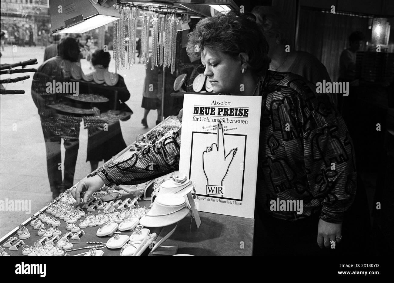 La foto è stata scattata il 1° aprile 1987 in occasione dell'imminente riduzione dell'imposta sul valore aggiunto per l'oro dal 32% al 20%. I gioiellieri austriaci si stanno preparando per un boom dell'oro che è sempre stato un fattore stabile per i suoi proprietari. - 19870326 PD0004 - Rechteinfo: Diritti gestiti (RM) Foto Stock