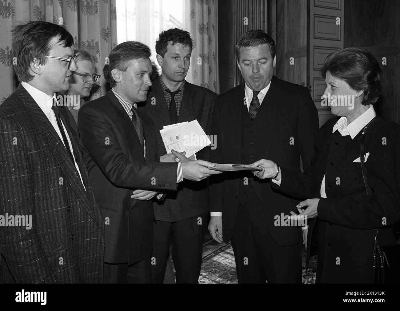 La foto scattata il 27 aprile 1987 mostra i membri del comitato per il salvataggio delle foreste nella cancelleria federale (F.l.T.r.): Il presidente Gerhard Heilingbrunner, il consulente legale Michael Mayrhofer, il presidente ad interim Herbert Rainer, il cancelliere austriaco Franz Vranitzky e il ministro dell'ambiente e delle famiglie Marilies Flemming. - 19870427 PD0003 - Rechteinfo: Diritti gestiti (RM) Foto Stock