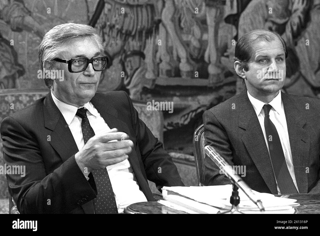 Vienna, il 13 maggio 1987: Jiri Beranek (l.), ispettore generale delle centrali nucleari della CSSR e sede Marek (r.), ambasciatore della CSSR in Austria, tengono una conferenza stampa sulla sicurezza delle centrali nucleari della CSSR. - 19870513 PD0002 - Rechteinfo: Diritti gestiti (RM) Foto Stock