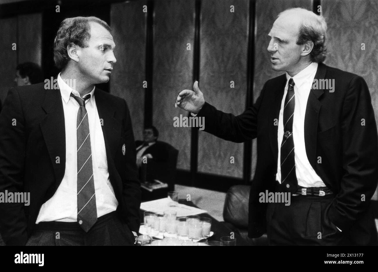 Arrivo dei calciatori del Bayern Monaco all'aeroporto di Vienna il 25 maggio 1987. Nella foto: Il famoso attaccante Dieter Meeness (l.) e suo fratello Ulli Meeness, manager del Bayern Monaco (Baviera Monaco). - 19870525 PD0005 - Rechteinfo: Diritti gestiti (RM) Foto Stock