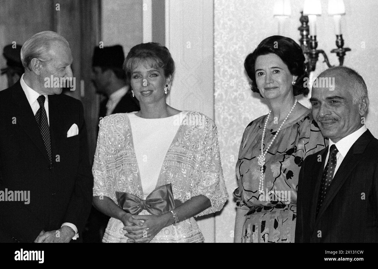 La foto è stata scattata il 1 luglio 1987 in occasione del viaggio del presidente austriaco Kurt Waldheim in Giordania e mostra se stesso, sua moglie Elisabeth (2nd F.r.) in una cena formale con la regina Jordan Nur (2nd F.l.) al Palazzo Basman di Amman. - 19870701 PD0015 - Rechteinfo: Diritti gestiti (RM) Foto Stock