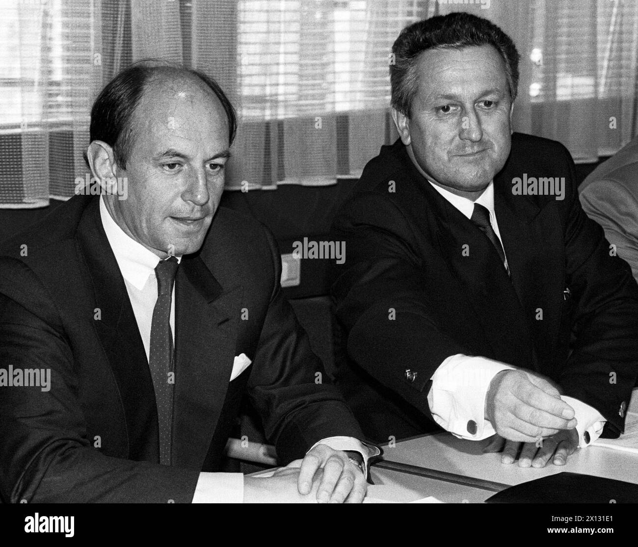 La foto è stata scattata il 7 luglio 1987 in occasione di un incontro riguardante la crisi della mietitrebbia austriaca per la produzione di acciaio di alta qualità (VEW) e mostra l'amministratore delegato della Holding and privatisation Management per l'Austria (OEIAG) Hugo Michael Sekyra (l.) e l'amministratore delegato della VEW Friedrich Schmollgruber (r.). - 19870707 PD0002 - Rechteinfo: Diritti gestiti (RM) Foto Stock