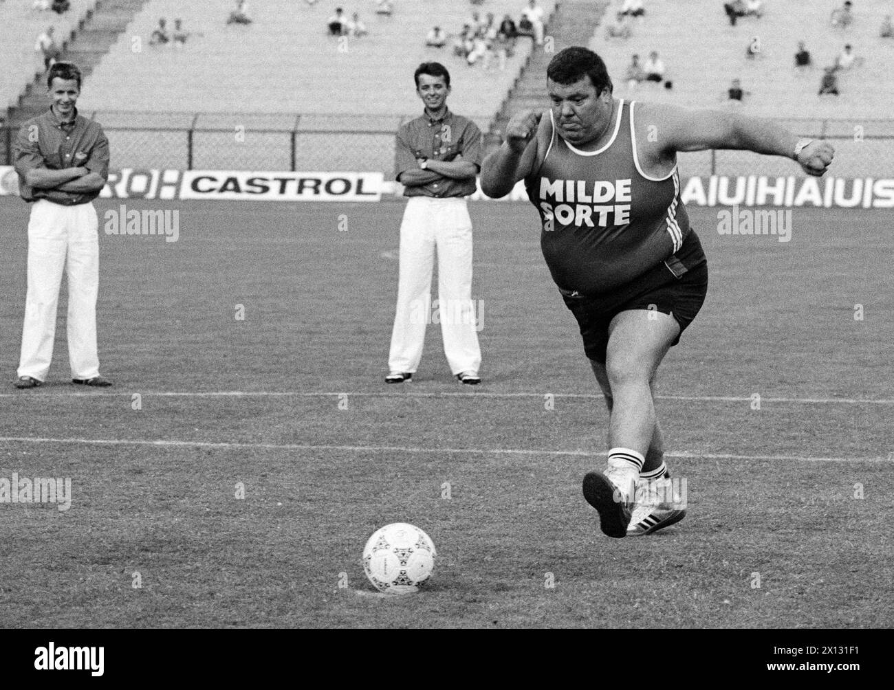 La foto è stata scattata il 18 luglio 1987 in occasione dei calci di rigore per celebrità durante la pausa delle finali austriache di Supercoppa di calcio a Vienna e mostra l'ex campione del mondo di cattura otto Wanz che prende la mira. - 19870718 PD0003 - Rechteinfo: Diritti gestiti (RM) Foto Stock