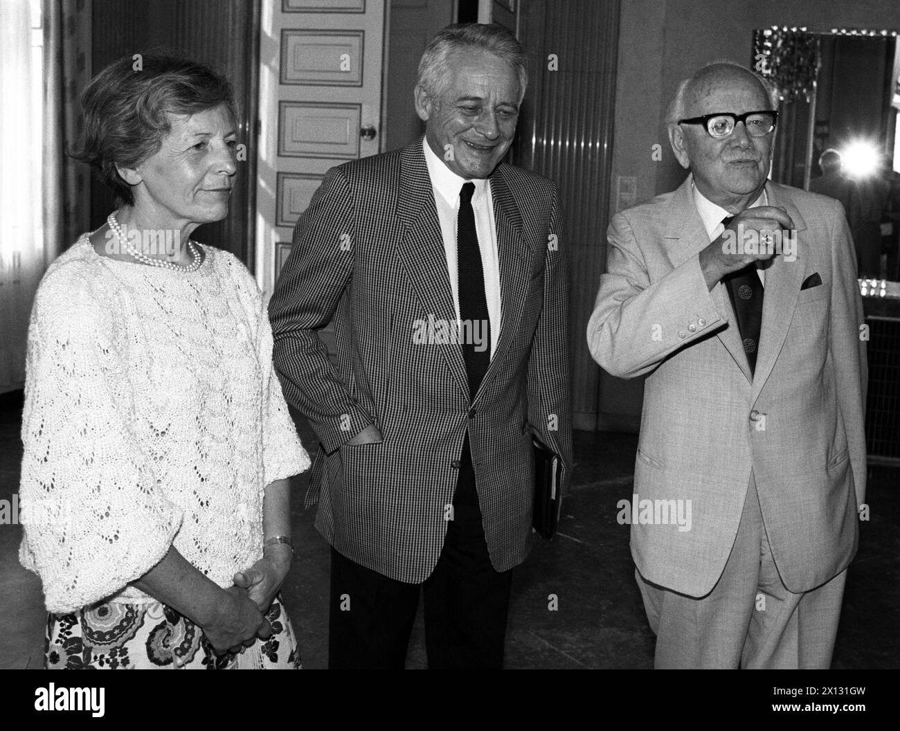 La foto è stata scattata il 4 settembre 1987 e mostra i membri della curatela per commemorare l'"annessione" austriaca alla Germania nazista 50 anni fa (F.l.T.r.): Secondo presidente del Parlamento Marga Hubinek, presidente del Parlamento Leopold Gratz e ex vice cancelliere Fritz Bock. - 19870904 PD0005 - Rechteinfo: Diritti gestiti (RM) Foto Stock