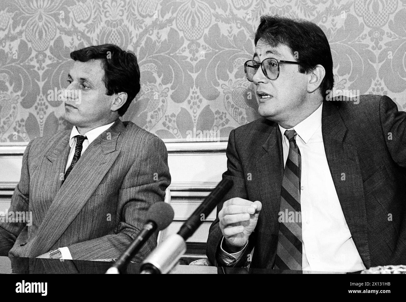 La foto è stata scattata l'11 settembre 1987 e mostra il ministro delle Finanze austriaco Ferdinand Lacina (r.) e il segretario di Stato Johannes Ditz in una conferenza stampa sul tema ''pacchetto di austerità' del governo'. - 19870911 PD0003 - Rechteinfo: Diritti gestiti (RM) Foto Stock