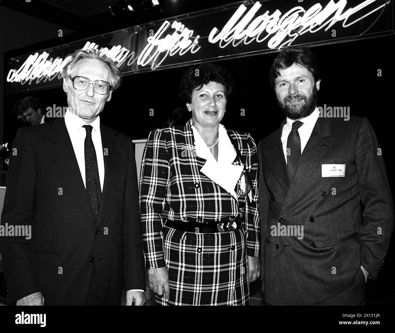 La foto è stata scattata il 2 ottobre 1987 in occasione dell'apertura dell'evento "economia per l'Arte" al Museo d'Arte storica di Vienna e mostra (F.l.T.r.) il ministro austriaco della Scienza Heinz Tuppy, il ministro dell'istruzione Hilde Hawlicek e il direttore francese Alain Dominique Perrin. - 19871002 PD0012 - Rechteinfo: Diritti gestiti (RM) Foto Stock