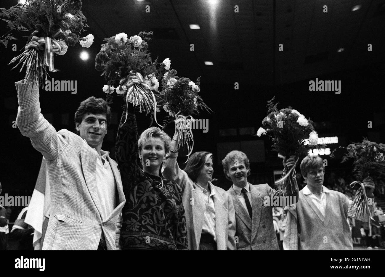 La foto del 24 ottobre 1987 mostra una scena della distinzione tra sportivi e sportivi austriaci dell'anno 1986 nell'ambito del CA-Tennis-Trophy di Vienna. (l-r): Roswitha Hartl, Dietmar Millonig, Kathrin Gutensohn, Michael Hadschieff e Roswitha Steiner. - 19871024 PD0008 - Rechteinfo: Diritti gestiti (RM) Foto Stock
