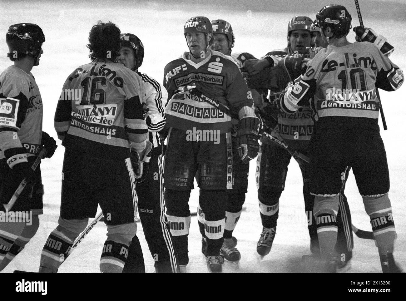 Partita di hockey su ghiaccio a Vienna il 3 novembre 1987: Crosstalk duro tra Kurt Harand (n. 16, WEV) e l'arbitro durante la partita. - 19871103 PD0008 - Rechteinfo: Diritti gestiti (RM) Foto Stock
