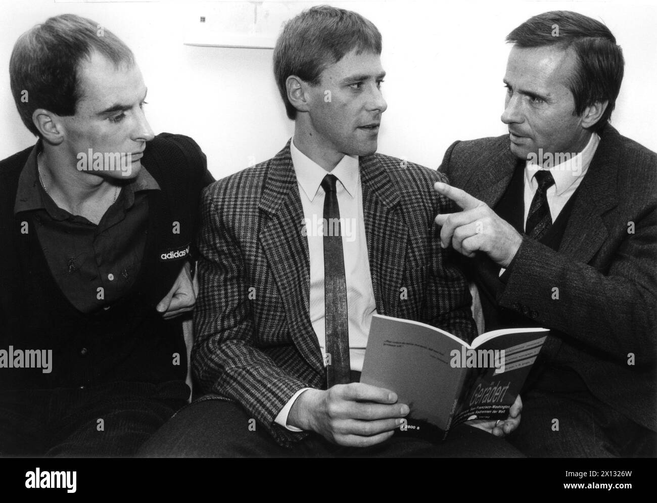 Vienna il 4 dicembre 1987: Il ciclista austriaco Franz Spilauer (c.) presenta il suo libro "Geraedert" (KO). Ha preso parte alla "Race Across America", la corsa ciclistica più dura del mondo: 5070 km senza sosta, le respingimenti sono conteggiate anche per il tempo di gara, ecc.. Spilauer ha trascorso non più di 20 ore fuori dalla sua bici durante tutti i nove giorni. Nella foto (F.l.t.r): Vincitore della medaglia di bronzo WCH Roland Koenigshofer, Franz Spilauer e Prof. Baldur Preiml. - 19871204 PD0010 - Rechteinfo: Diritti gestiti (RM) Foto Stock