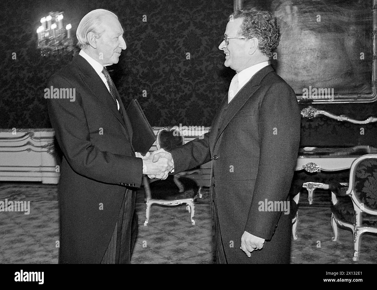 Vienna il 28 marzo 1988: Il presidente federale austriaco Dr. Kurt Waldheim (l.) dà il benvenuto all'ambasciatore della CE in Austria, Michael Goppel, nel suo ufficio. L'8 aprile 1988 verrà aperto a Vienna l'ufficio della Comunità europea. - 19880328 PD0001 - Rechteinfo: Diritti gestiti (RM) Foto Stock