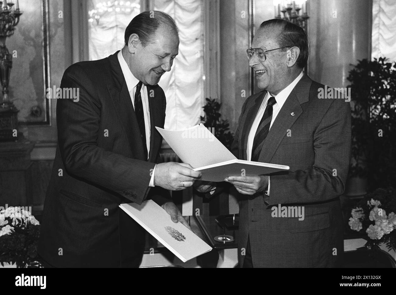 Vienna il 13 aprile 1988: Il ministro dell'interno austriaco Karl Blecha (l.) e il ministro dell'interno della Germania Ovest Friedrich Zimmermann hanno firmato un accordo tra i paesi in materia di sicurezza, come la lotta contro il terrorismo, il traffico di droga e la criminalità organizzata internazionale. - 19880413 PD0004 - Rechteinfo: Diritti gestiti (RM) Foto Stock