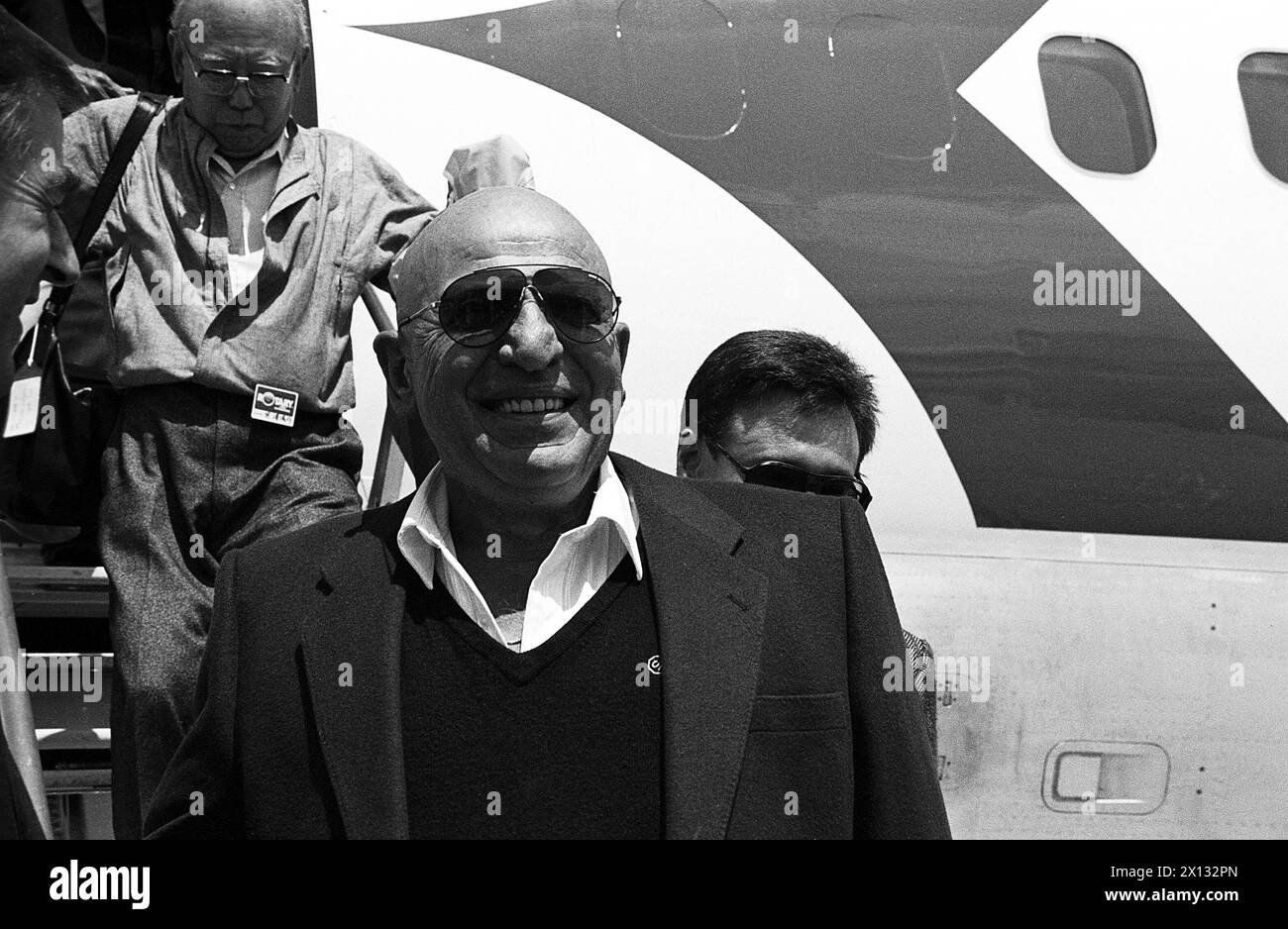 La foto è stata scattata il 31 maggio 1988 e mostra l'attore americano Telly Savalas al suo arrivo all'aeroporto di Vienna. Savalas divenne famoso nel suo ruolo di sovrintendente di polizia 'Kojak' nella serie TV dello stesso denominatore. - 19880530 PD0006 - Rechteinfo: Diritti gestiti (RM) Foto Stock