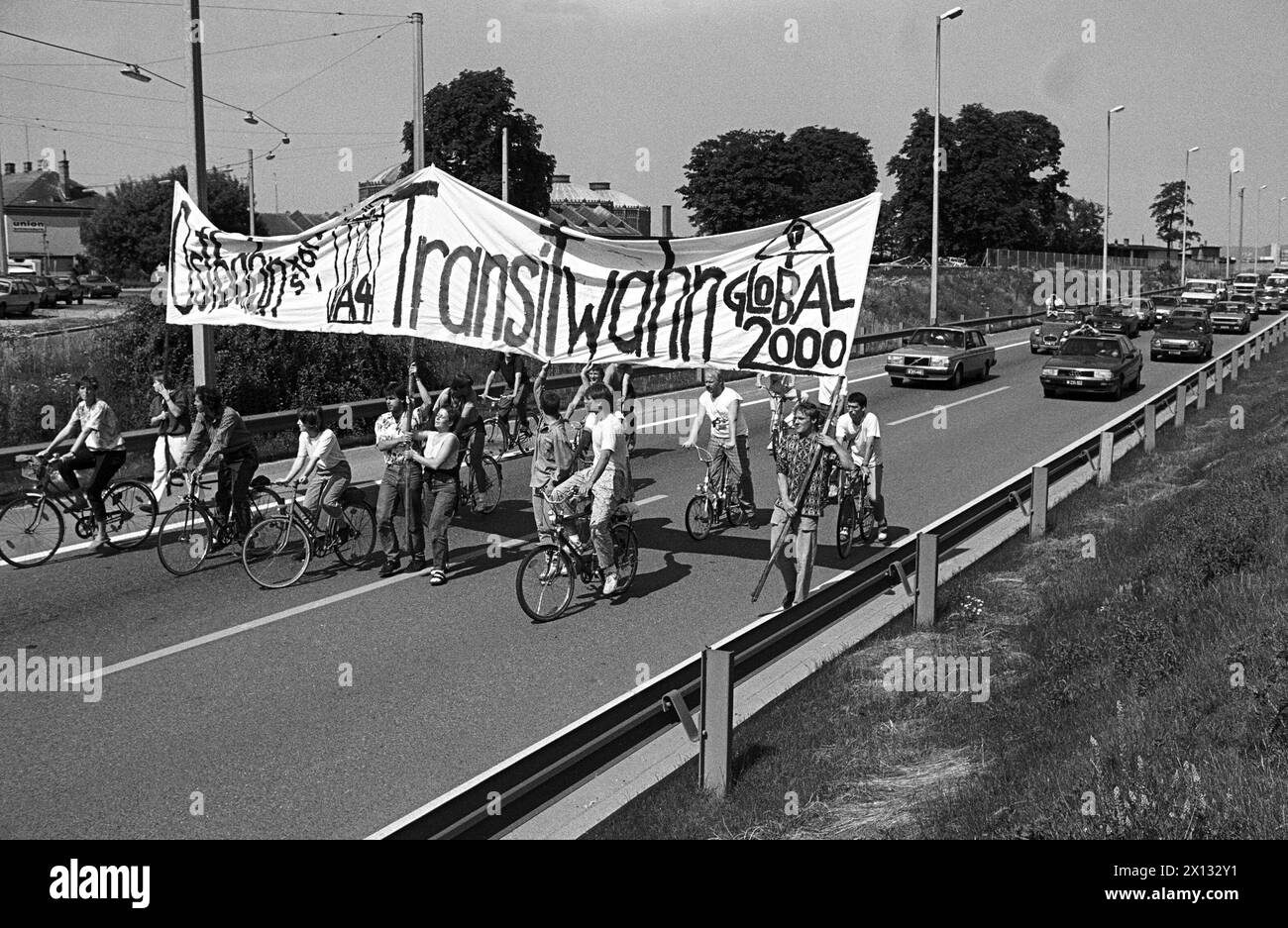 18 giugno 1988: Gli attivisti di "Global 2000" hanno organizzato una "giornata internazionale di protesta per il transito" nella zona intorno all'autostrada A4 orientale. Hanno bloccato l'autostrada per costringere il traffico a guidare lentamente e hanno rivendicato un limite di velocità di 80/100 e un divieto di guida per i camion nella notte. - 19880618 PD0004 - Rechteinfo: Diritti gestiti (RM) Foto Stock