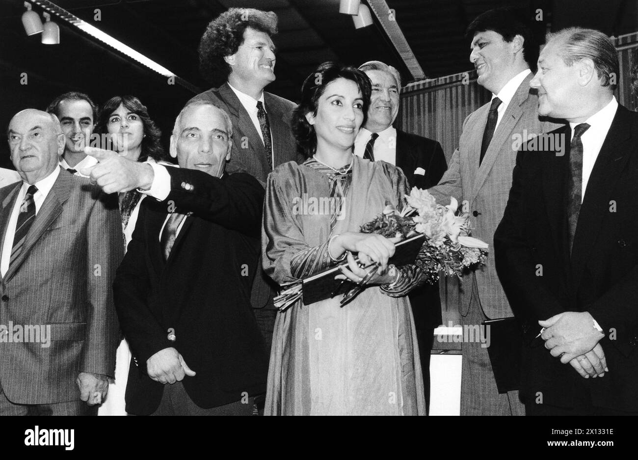 La Fondazione Bruno-Kreisky ha assegnato il Kreisky-Award 1988 per i diritti umani all'Austria Center di Vienna l'8 luglio 1988. Nella foto (F.l.T.r.): Presidente del Consiglio di amministrazione, Anton Benya, Latif Dori del Comitato per il dialogo israelo-palestinese, Benazir Bhutto (Pakistan) e Ministro degli interni Karl Blecha, presidente della giuria. In seconda fila (F.l.t.r): I rappresentanti dell'ospedale israeliano neve Shalom, Wahat al Salam, Anton Lubowski (Namibia) e Sergio Ramirez Mercado (Nicaragua). - 19880708 PD0006 - Rechteinfo: Diritti gestiti (RM) Foto Stock