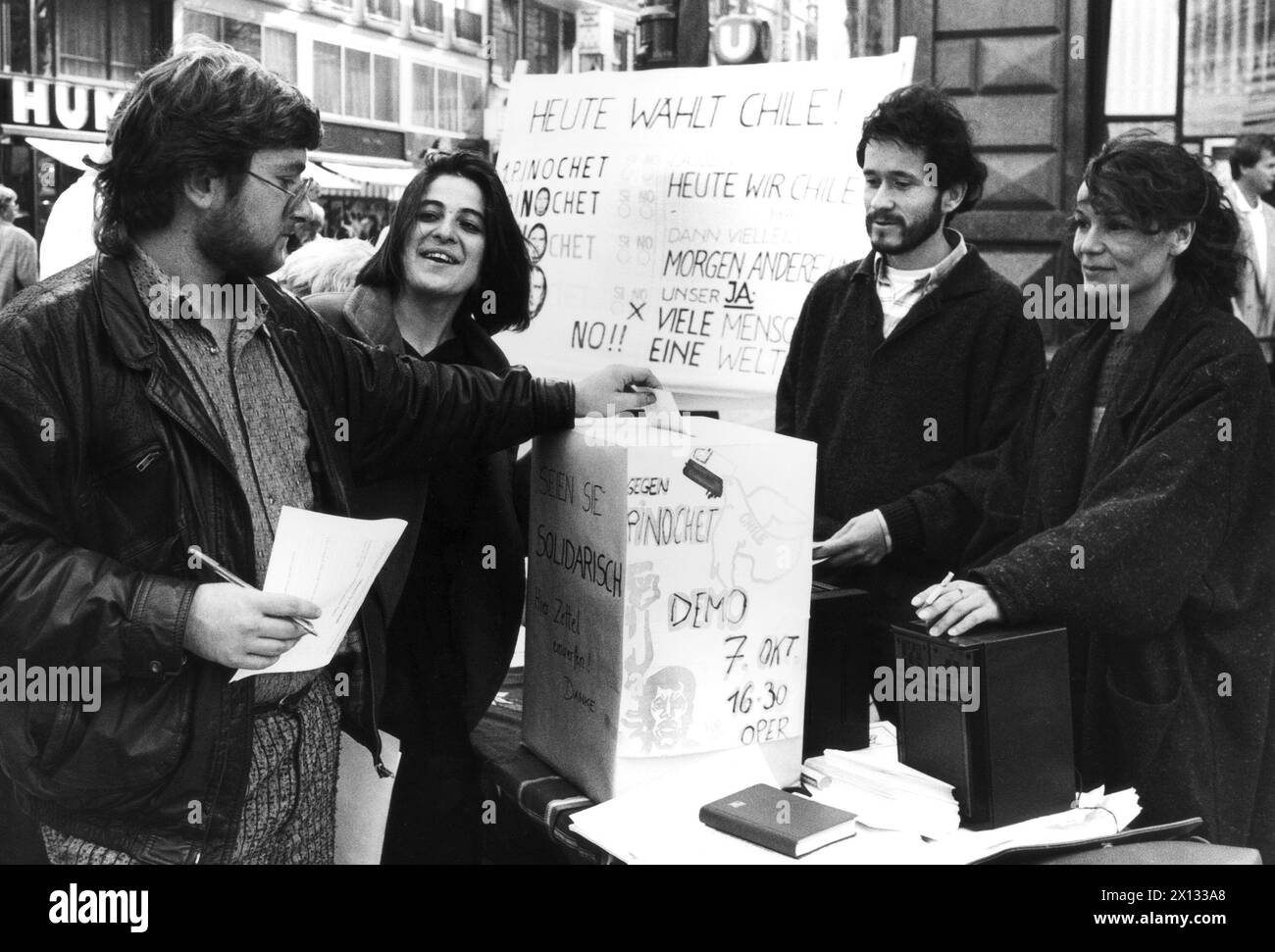 Vienna il 5 ottobre 1988: Il comitato ispanico dell'Unione internazionale di riconciliazione (IVS) e il comitato di lavoro "cristiani in Cile" hanno organizzato un picchetto davanti all'ambasciata cilena. - 19881005 PD0004 - Rechteinfo: Diritti gestiti (RM) Foto Stock