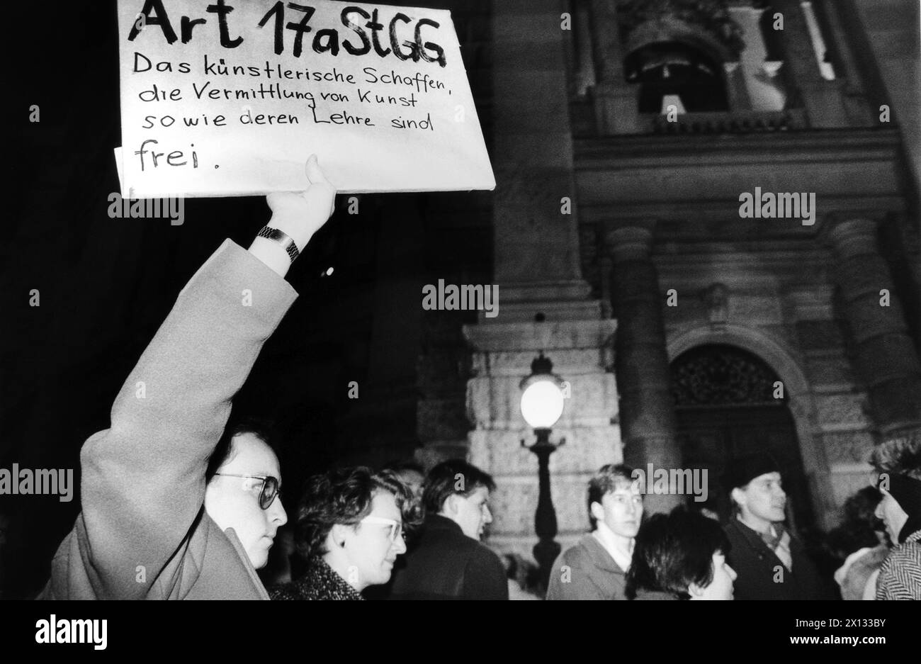 Vienna il 4 novembre 1988: Una dimostrazione contro la prima del nuovo e controverso dramma di Thomas Bernhard 'Heldenplatz' davanti al Burgtheater di Vienna. Karl Steinhauser ha protestato con una torta di sterco sotto il motto "sono stufo!". - 19881104 PD0003 - Rechteinfo: Diritti gestiti (RM) Foto Stock