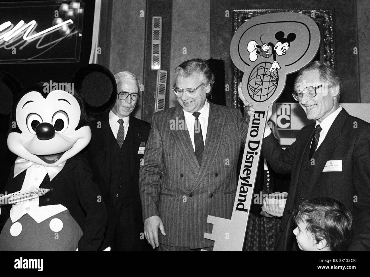 Vienna l'11 novembre 1988: Incontro tra il ministro austriaco della scienza Hans Tuppy e Topolino al simposio "Economic factor leisure" del "Management-Club". Nella foto: (f.l.T.r.) Mickey mouse, Robert Fitzpatrick (presidente di Euro-Disneyland), Erhard Busek e il ministro della scienza austriaco Hans Tuppy. - 19881111 PD0024 - Rechteinfo: Diritti gestiti (RM) Foto Stock