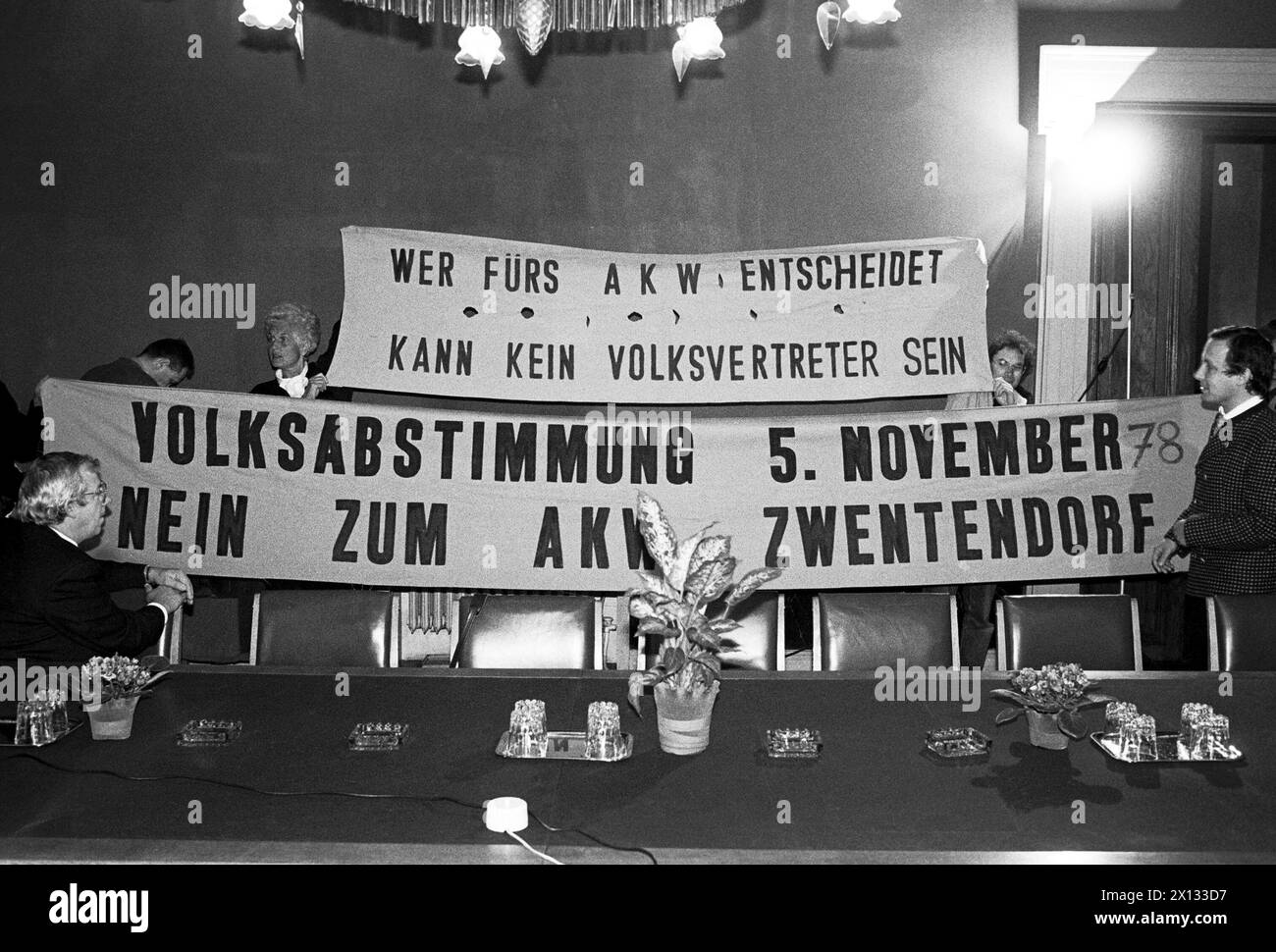 I membri del partito verde austriaco celebrano il decimo anniversario dell'arbitro contro la centrale nucleare di Zwentendorf in Parlamento a Vienna il 5 novembre 1988. In questa occasione hanno srotolato i vecchi striscioni. - 19881105 PD0007 - Rechteinfo: Diritti gestiti (RM) Foto Stock