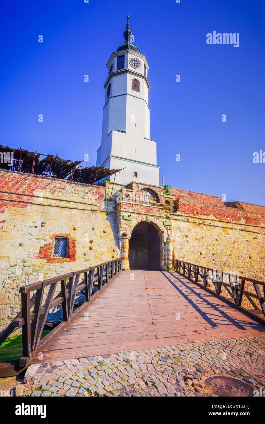 Belgrado, Serbia. Sahat Kula (Torre dell'Orologio) e le mura della Fortezza di Kalemegdan. Foto Stock