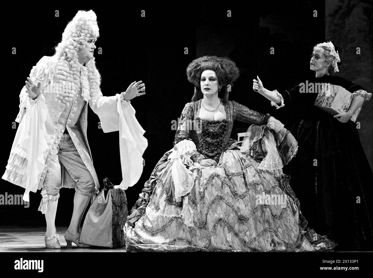 Rudolf Buczolich nel ruolo di Benjamin Pickering (l.), Kitty Speiser nel ruolo di Vanessa Bell (c.) e Caroline Koczan nel ruolo di Mary (r.) durante una rievocazione fotografica del dramma "Der Lauf der Welt" di William Congreve nel Burgtheater di Vienna il 26 gennaio 1989. La commedia fu messa in scena da Gerd Heinz e ebbe la sua première il 28 gennaio 1989. - 19890126 PD0012 - Rechteinfo: Diritti gestiti (RM) Foto Stock