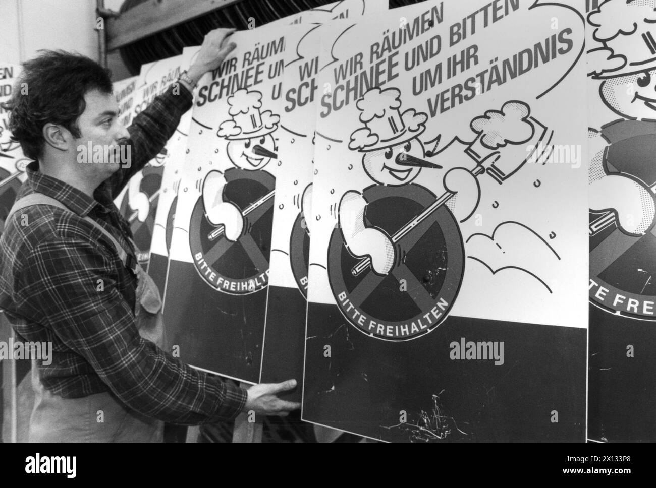 Vienna il 2 febbraio 1989: Un impiegato del magistrato guarda i cartelli di sgombero della neve. - 19890202 PD0010 - Rechteinfo: Diritti gestiti (RM) Foto Stock